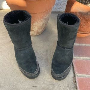 UGG ULTRA Short Black Sheepskin Boots Pure Wool Lining Rubber Sole-NICE